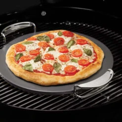 Pierre à Pizza Weber Gourmet Ø36 Cm 5 Pierre à Pizza Weber Gourmet Ø36 Cm -Le Brasero Magique Boutique pierre a pizza systeme gourmet weber 1