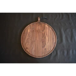 Planche à Découper Ronde Avec Rigole En Noyer 60 Cm -Le Brasero Magique Boutique planche a decouper dutchdeluxes xl round en noyer 60 cm 1